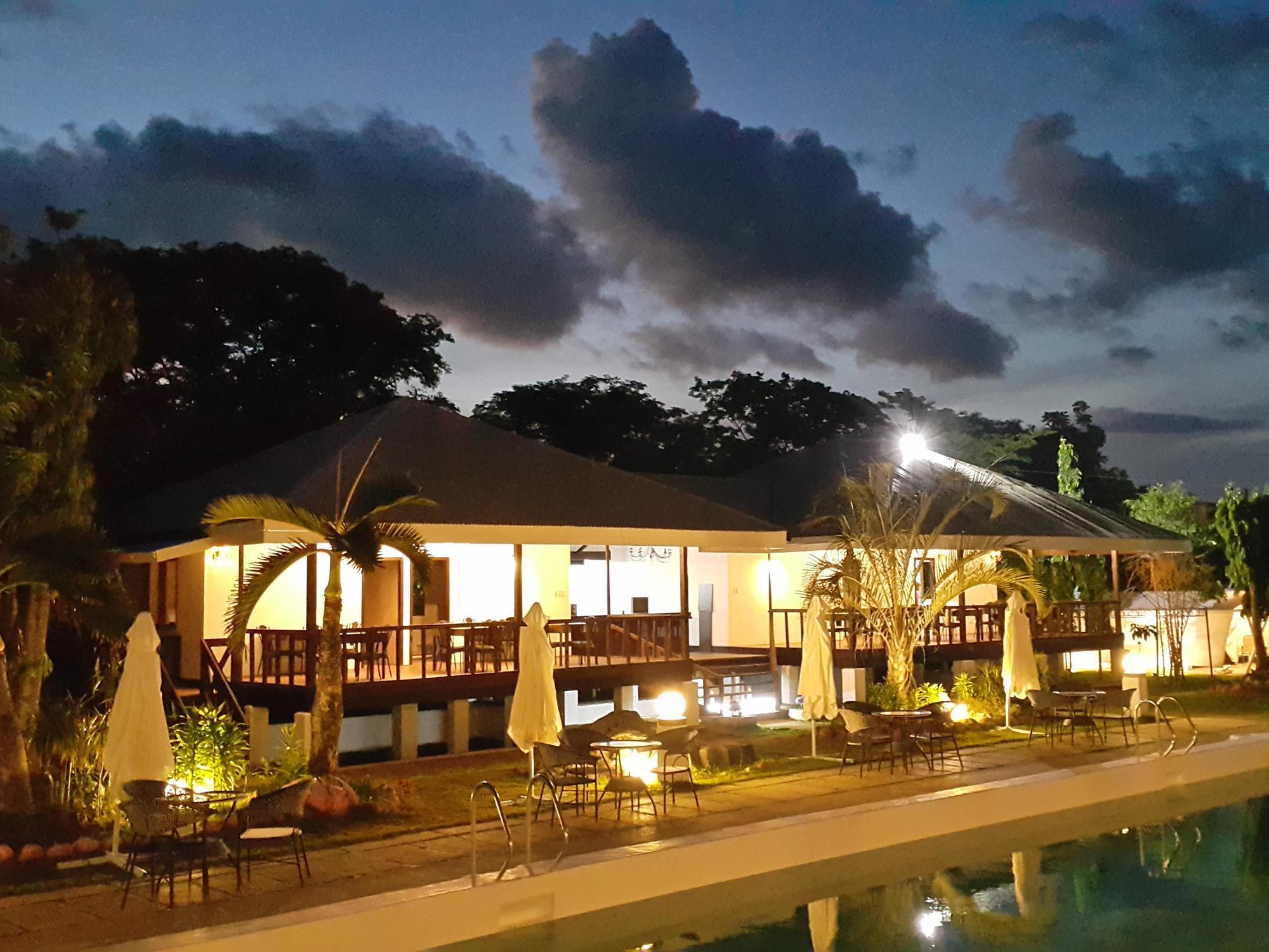 Blue Hotel And Resort Каламба Экстерьер фото